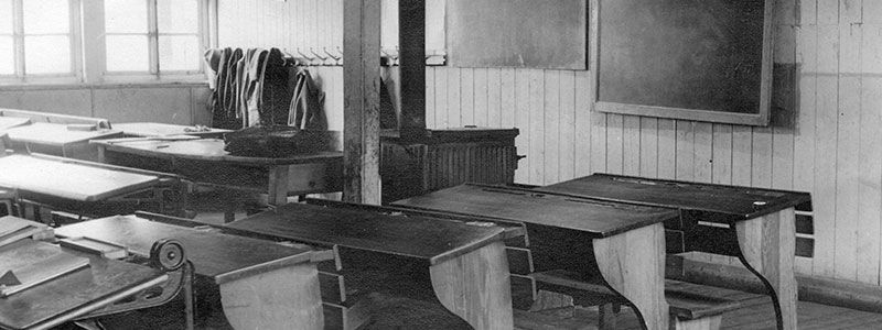 Blick in den Klassenraum der Esterfelder Behelfsschule um 1948.