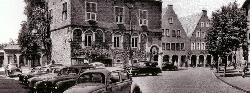 Ostansicht des Meppener Rathauses um 1955.