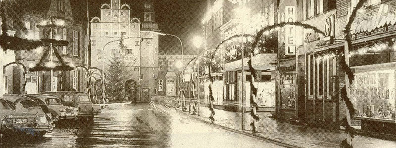 Der Meppener Marktplatz mit Weihnachtsbeleuchtung im Dezember 1952.